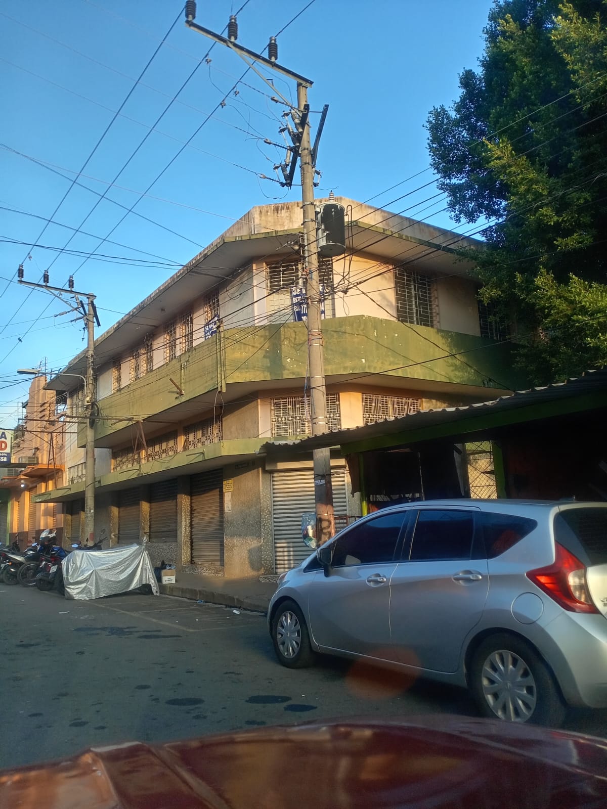 VENDO EDIFICIO DE ESQUINA, CENTRO DE USULUTAN, TIENE 2 NIVELES MÁS AZOTEA, PARA BANCOS,